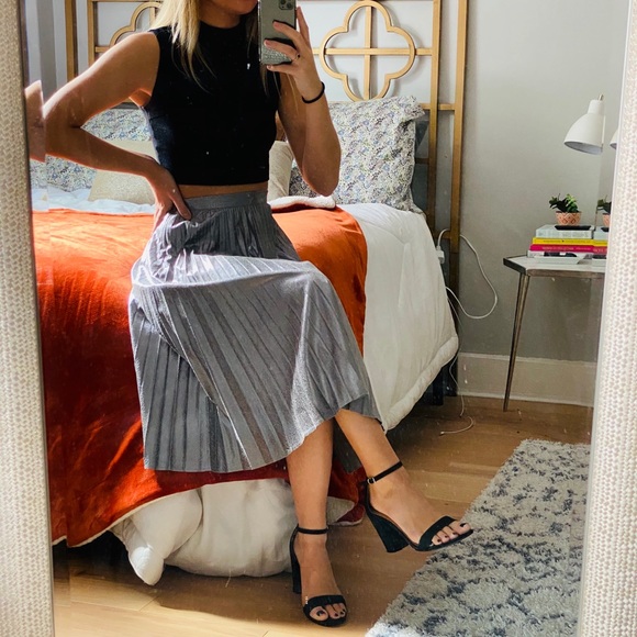 Silver Pleated Midi Skirt, size XS - Picture 4 of 7